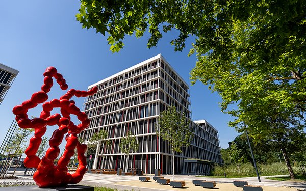 Kunst am Medizincampus Fraktale Dimensionen mit Gebäude