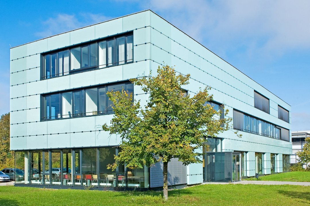 Auf dem Bild sieht man den das Gebäude innocube der Universität Augsburg