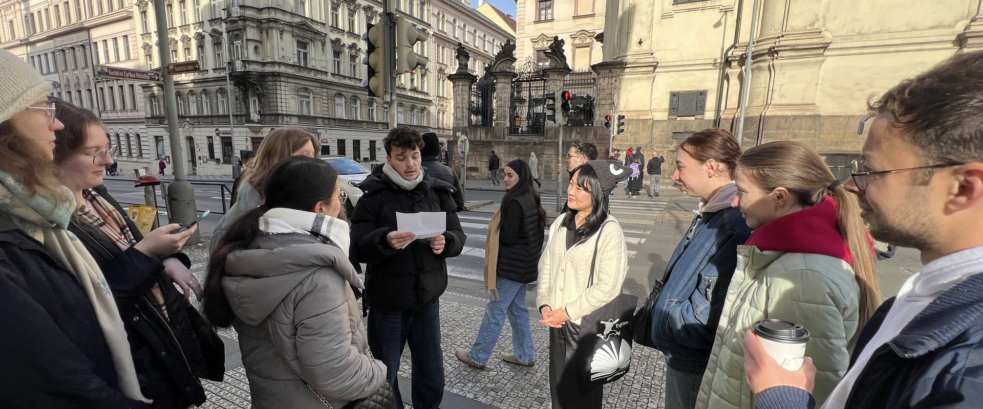 Es sind die Exkursionsteilnehmenden bei der Stadtführung zu sehen.