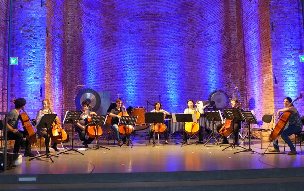 Das Ensemble CelloPassionato auf der Bühne vor einem Auftritt.
