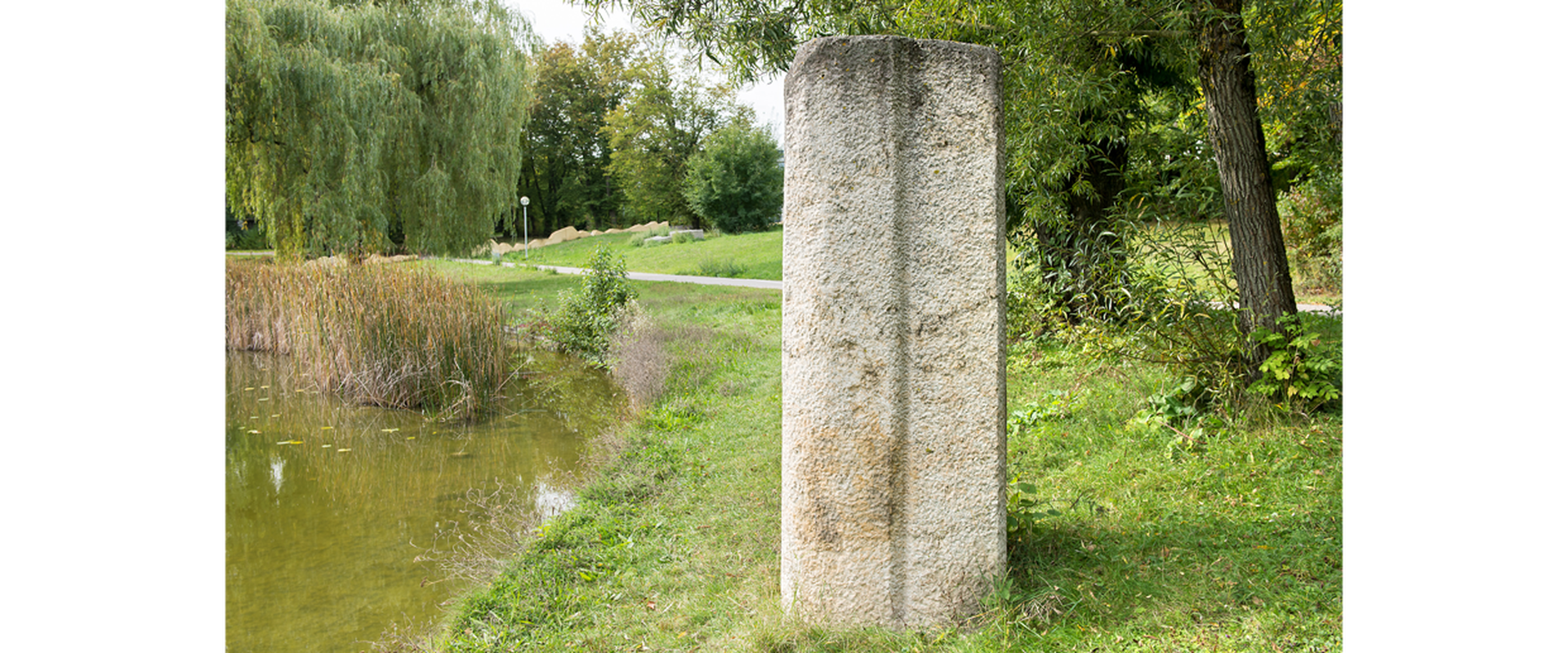 Das Bild zeigt eine Stele vom Künstler Herbert Peters.