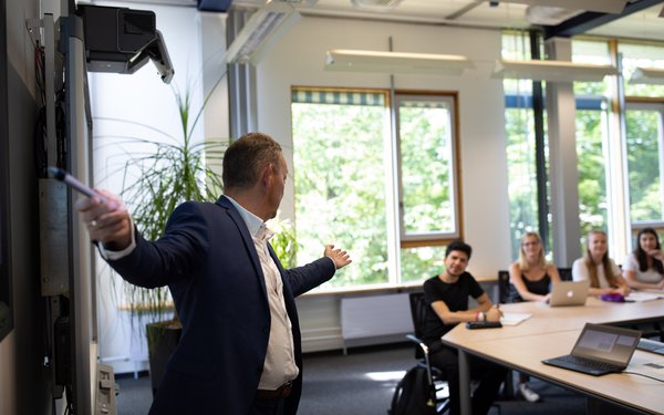 Professor Lehmann hält im Seminarraum Vorlesung