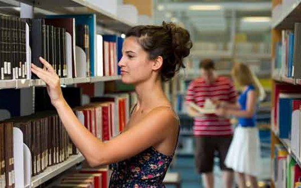 bibliothek_buecherregal_studentin
