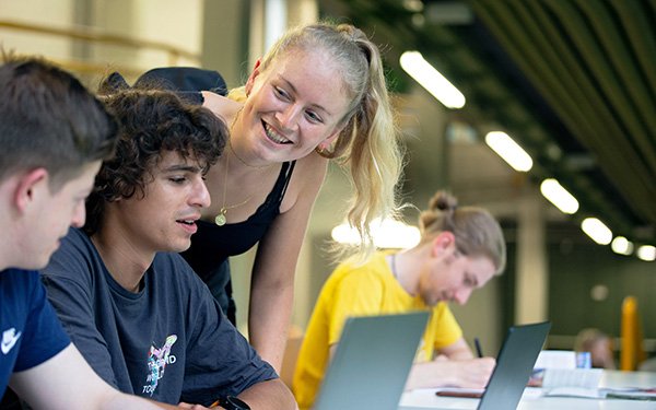 Studierende im Hörsaalzentrum