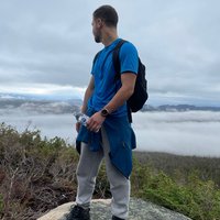 Bild von Elias auf einem Felsen, er blickt in die Ferne