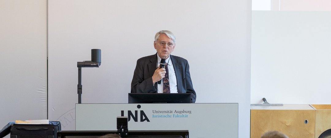 Prof. Dr. Dr. h.c. Joachim Rückert während eines Vortrags