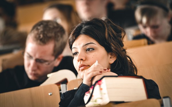 Studentin im Hörsaal