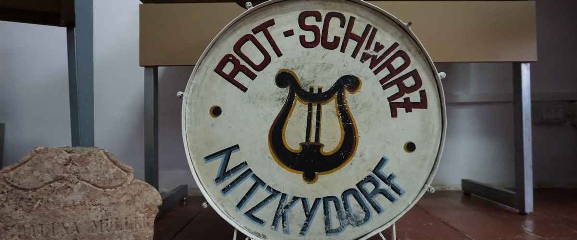 Schlagzeug im Klassenzimmer von Herta Müller, Nitzkydorf, Banat