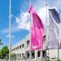 Uni-Fahnen vor der Universitätsbibliothek