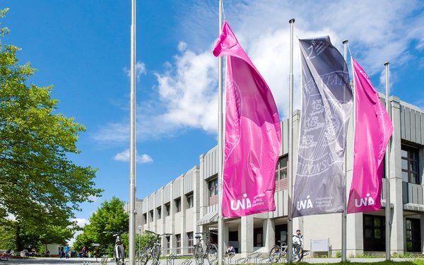 Uni-Fahnen vor der Universitätsbibliothek