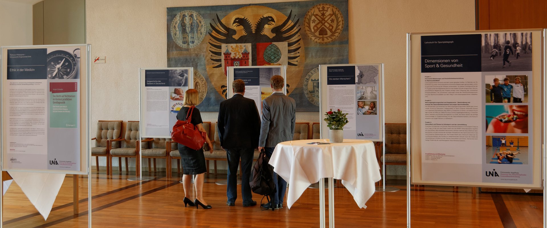 Infoboards und Räumlichkeiten bei der Eröffnungsfeier 2015
