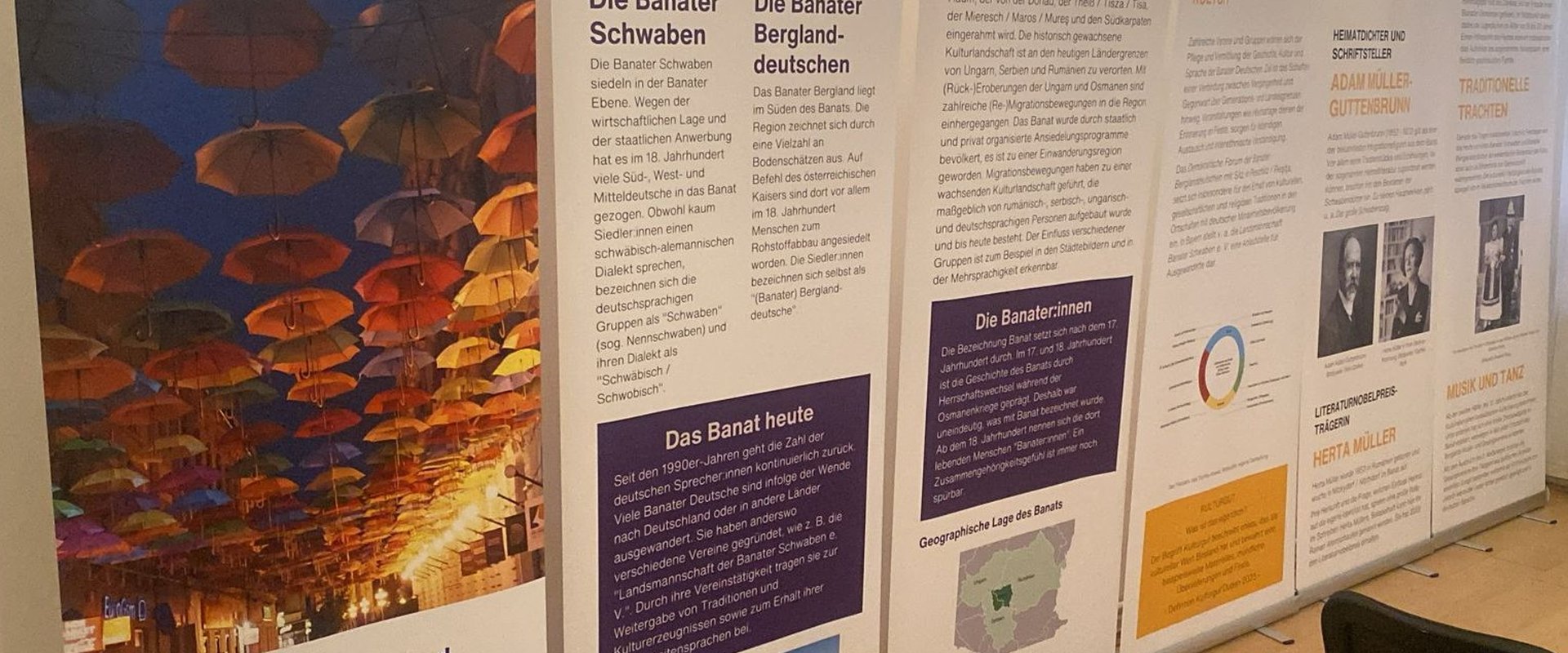 Es ist ein Teil der Stellwandausstellung während der Deutschen Kulturdekade 2025 im Banater Bergland zu sehen.