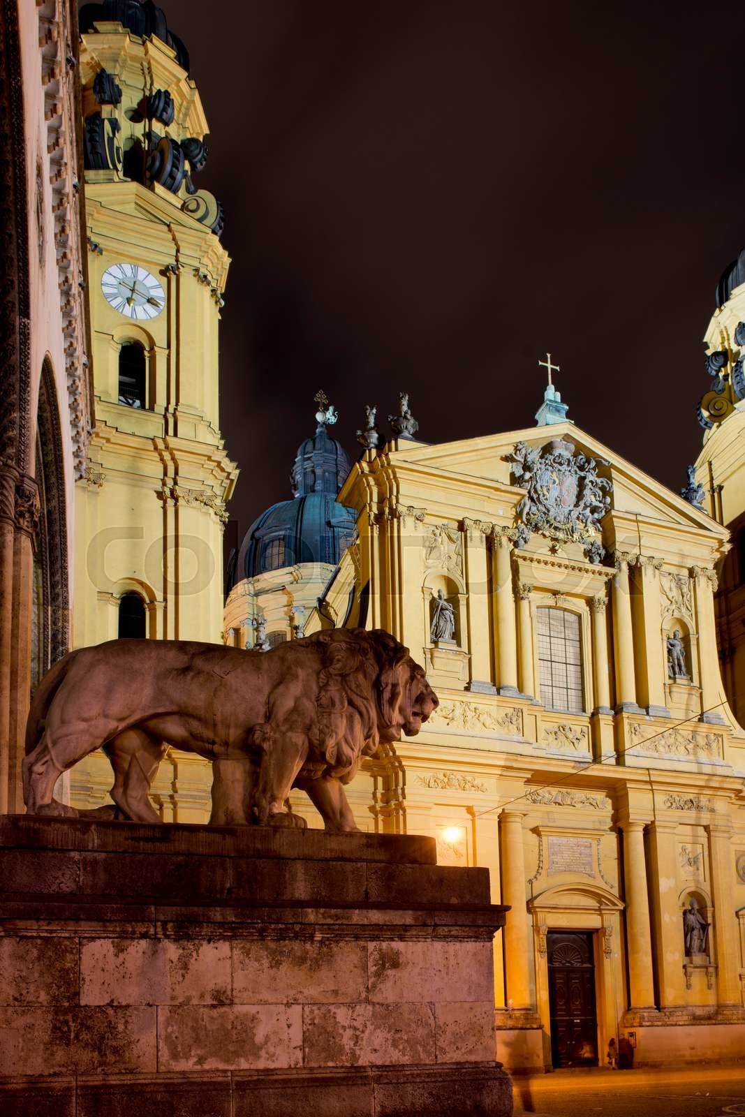 Löwenskulptur vor Kirche in München