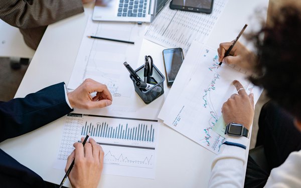 Diagramme und Charts auf dem Tisch