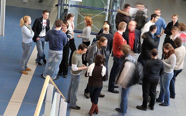 foyer_studenten_gruppe