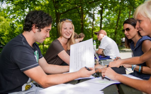 Studierende vor der Alten Cafeté