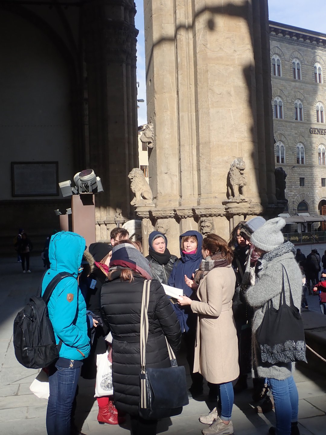 Teilnehmende beim Quellenstudium auf dem Piazzale della Signoria