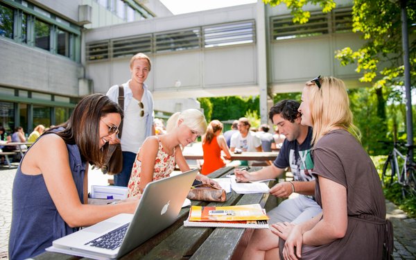 Gruppe von Studierenden arbeitt vor der Alten Cafetè