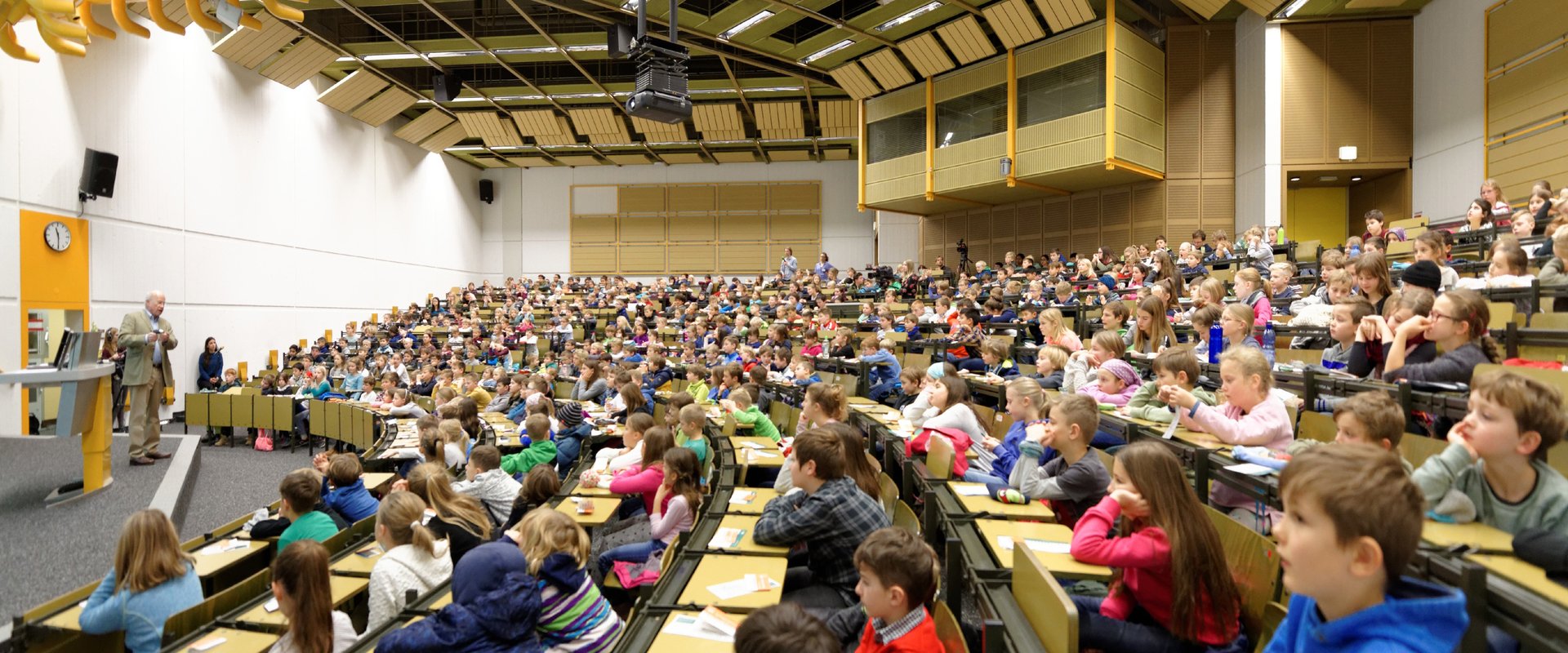 KinderUni: Hörsaal voller Kinder