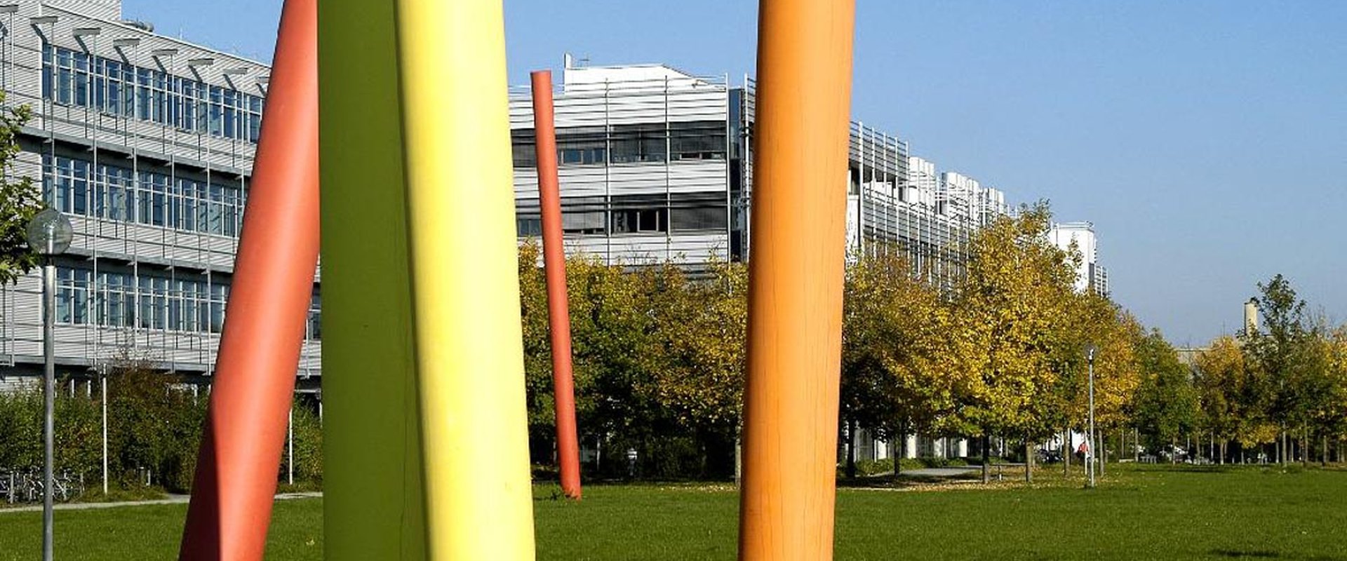 Institut für Physik Gebäude mit Kunstwerk "Bunte Säulen"