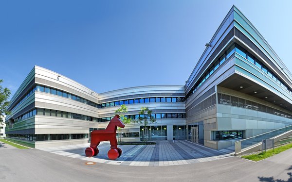 Die Statue eines roten trojanischen Pferdes vor dem Geb?ude der Informatik.