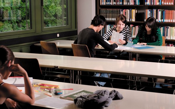 Studierende lernen in der Bibliothek