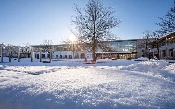 WiWi-Fakultätsgebäude im Winter Außenansicht breit