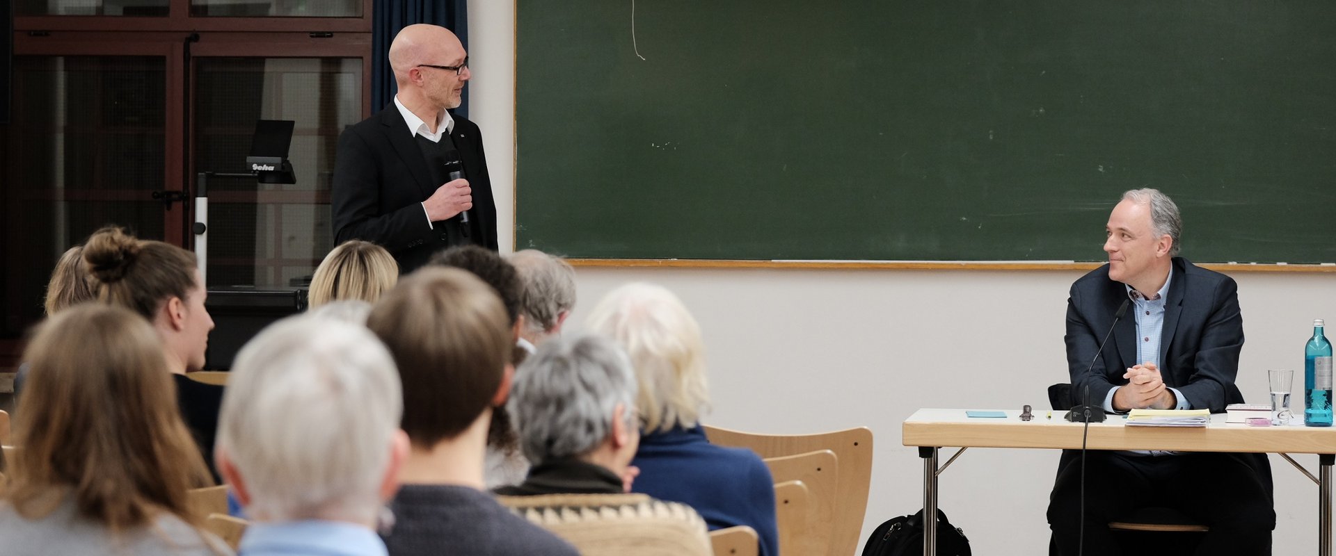 Das Bild zeigt Prof. Robert Nuscheler und Dr. Werner Bartens beim 1. Augsburger Gesundheitsdialog