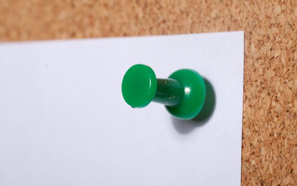 Pinnwand mit grünem Pin