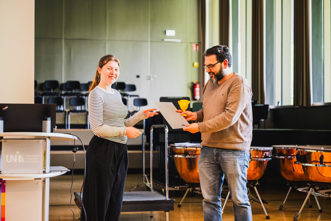 Der Preisträger des Studierende-Preises für digitale Lehre 2025 José Antonio Rodriguez Cruz bekommt den Preis für digitale Lehre überreicht