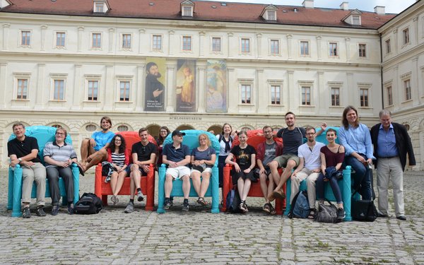 Gruppenbild auf übergroßen bunten Plastikstühlen im Innenhof des Weimarer Stadtschlosses