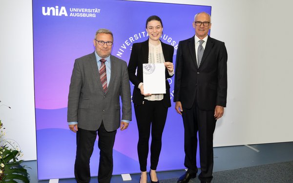 Gruppenbild bei der Preisverleihung: Prof. Dr. Peter Welzel, Vizepräsident der Universität Augsburg, Dr. Dr. Anna-Maria Bader, Prof. Dr. Klaus Wolf, Dekan der Philologisch-Historischen Fakultät