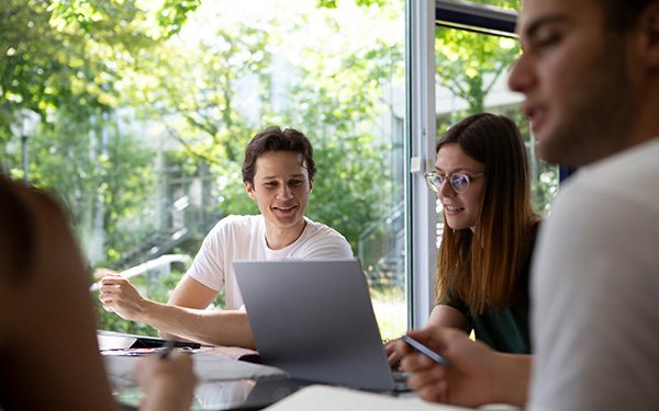 Studierende lernen gemeinsam in der Bibliothek, Studium, Arbeit, Gruppenarbeit, Laptop