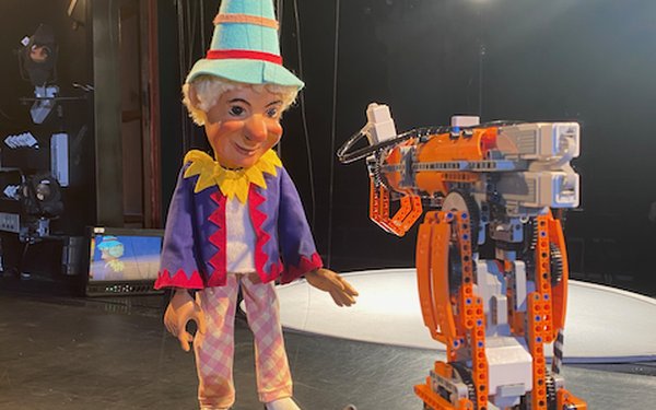 Kasperl der Augsburger Puppenkiste mit Lego-Roboter