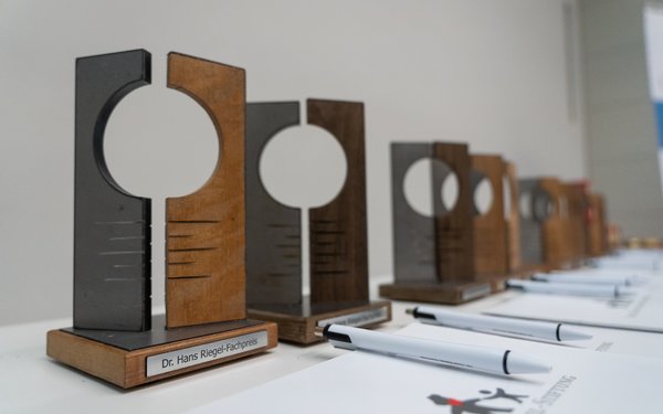 2022_HansRiegelFachpreis-Pokale