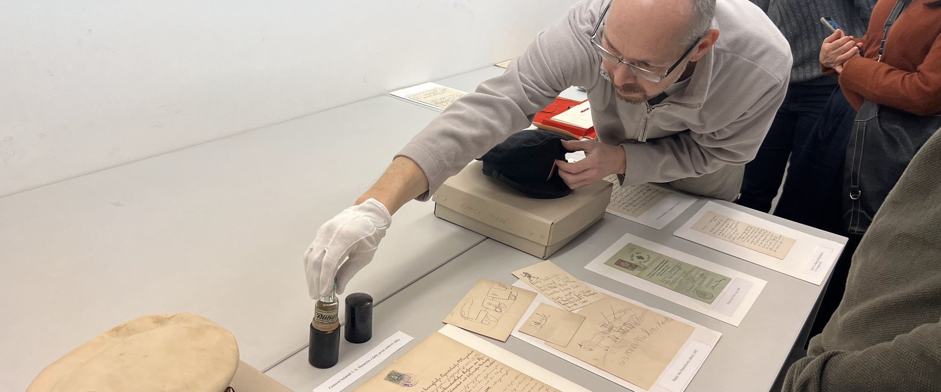 Es ist Dr. Jan Chodejovsky bei seiner Arbeit im Archiv zu sehen.