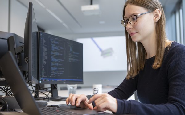 Eine junge Wissenschaftlerin bei der Arbeitam Computer.