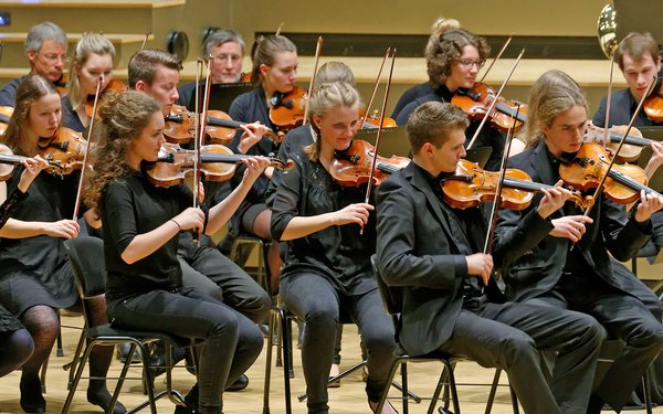 Streicher der Universitätsorchesters bei einem Konzert im Zentrum für Kunst und Musik, 2017