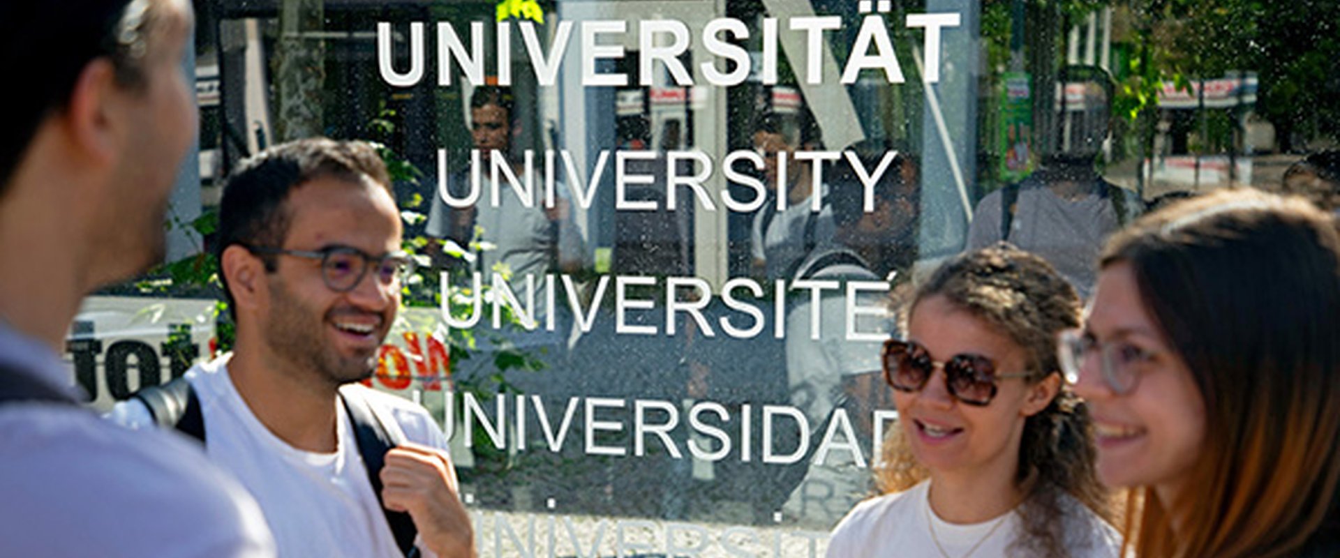 Studierende vor der Haltestelle "Universität"