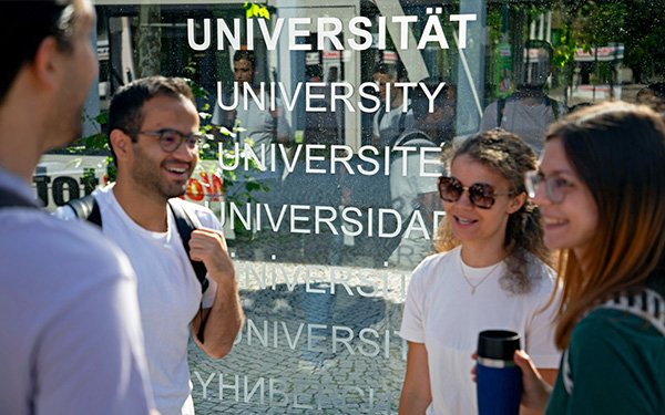 Studierende vor der Haltestelle "Universit?t"