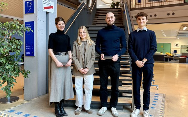 Gruppe der Organisatorinnen und Organisatoren sowie der Mitarbeitenden der Universit?t beim Mocktrial am LWG