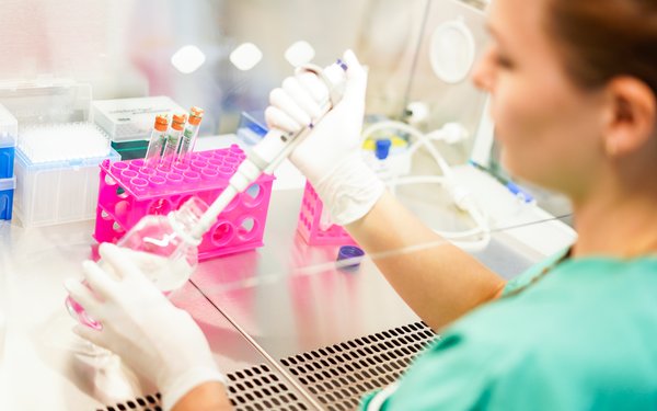 Probenentnahme im Labor des UKA