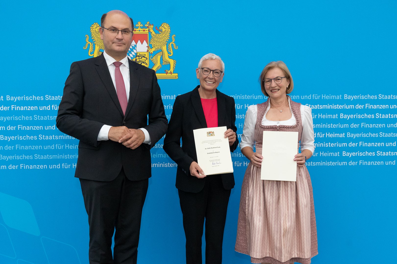 Dialektpreis 2022 für Projektmitarbeiterinnen des DIBS