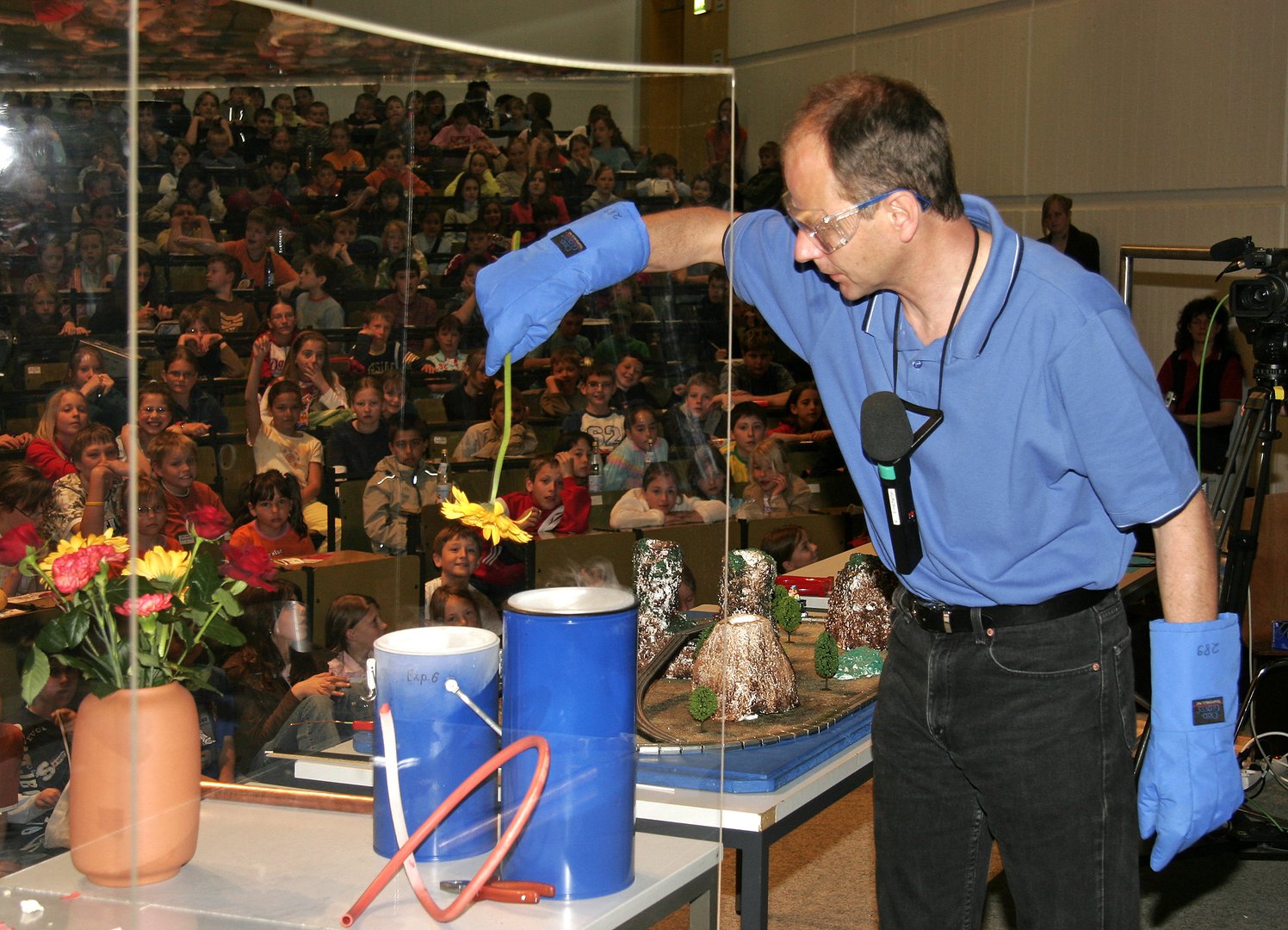 Vorlesung von Prof. Dr. Jochen Mannhart im Rahmen der „Kinderuniversität Augsburg“ am 13. Mai 2006