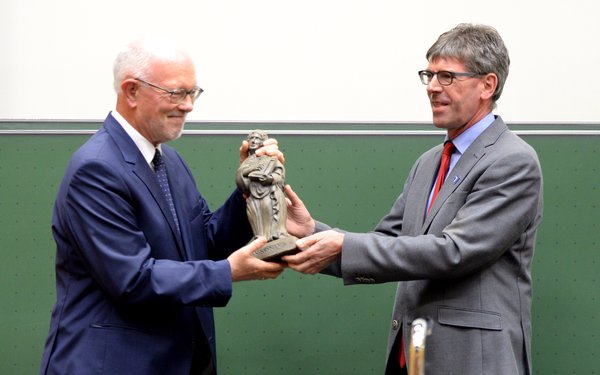 Übergabe der Ausonius-Statuette an Prof. Dr. Gregor Weber durch den Präsidenten der Universität Trier, Prof. Dr. Michael Jäckel.