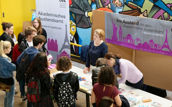 Schüler informieren sich am Stand des Akademischen Auslandsamts