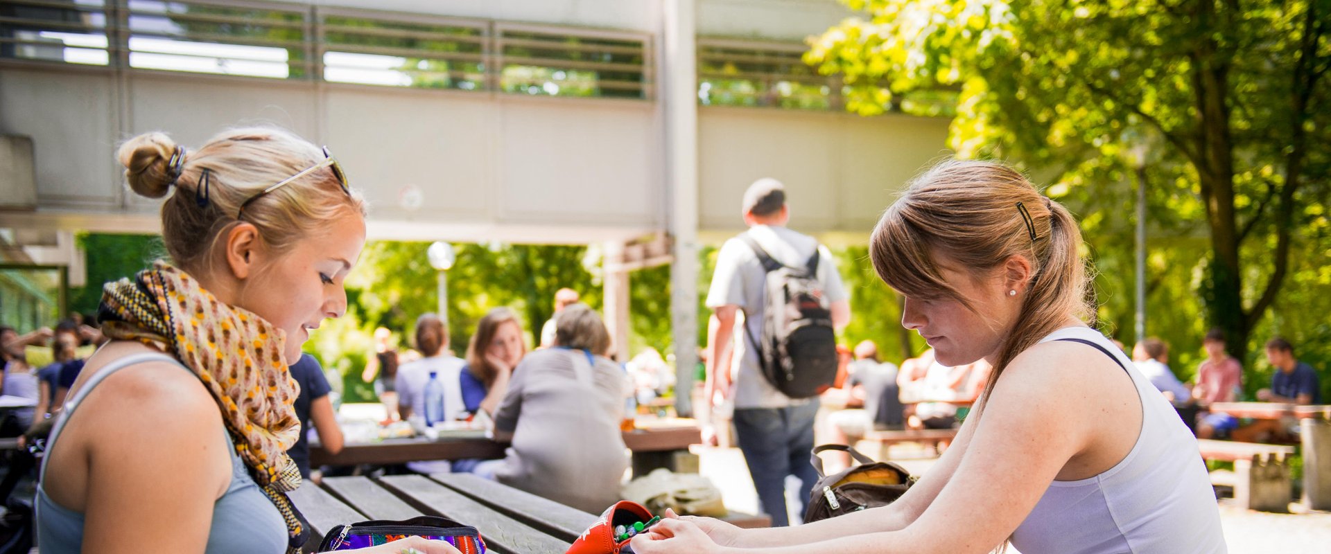Studierende vor der Cafeté