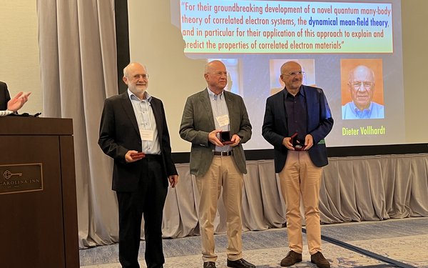 Gabriel Kotliar (USA), Dieter Vollhardt und Antoine Georges (Frankreich) bei der Verleihung der Feenberg Memorial Medal.