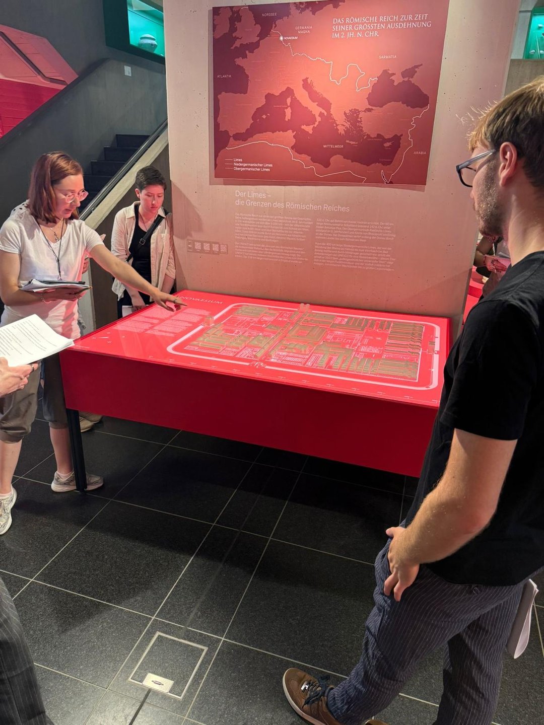 Studenten vor Vortrine in Ausstellung im Clemens-Sels-Museum Neuss