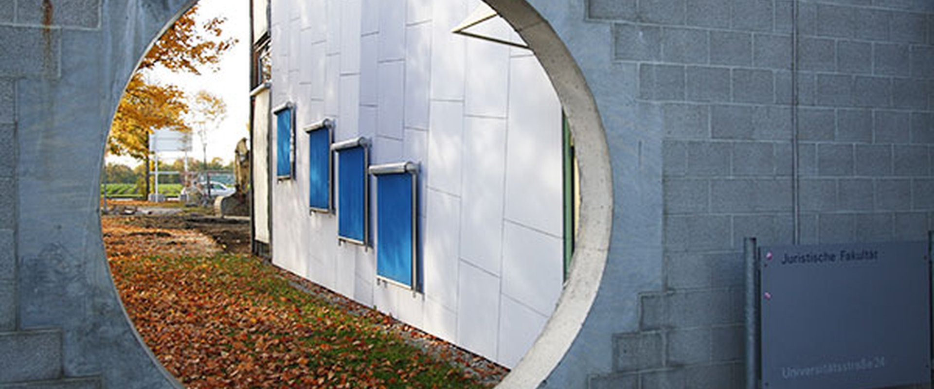 bullauge_innenhof_richtungstrasse_schild_jurfak